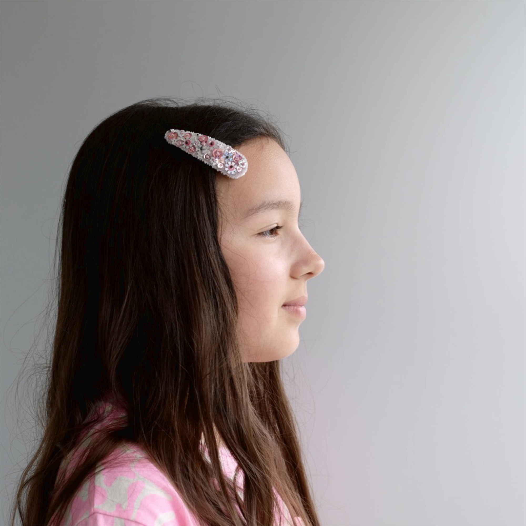 Oversized teardrop shaped snap hair clip embellished with sequin.